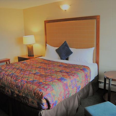 Derrick Motel Edmonton Bagian luar foto