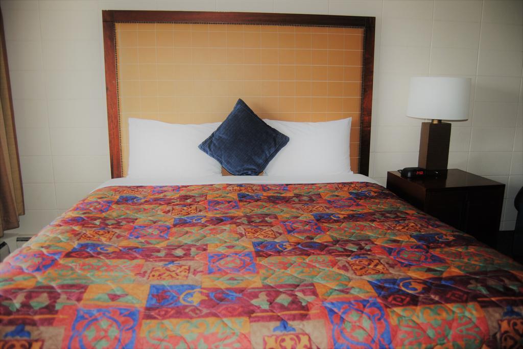 Derrick Motel Edmonton Bagian luar foto
