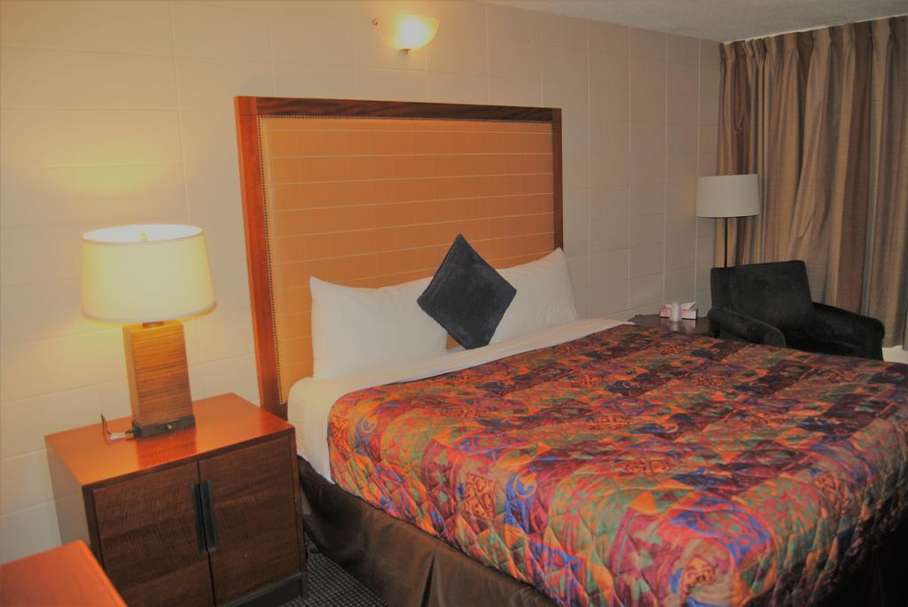 Derrick Motel Edmonton Bagian luar foto