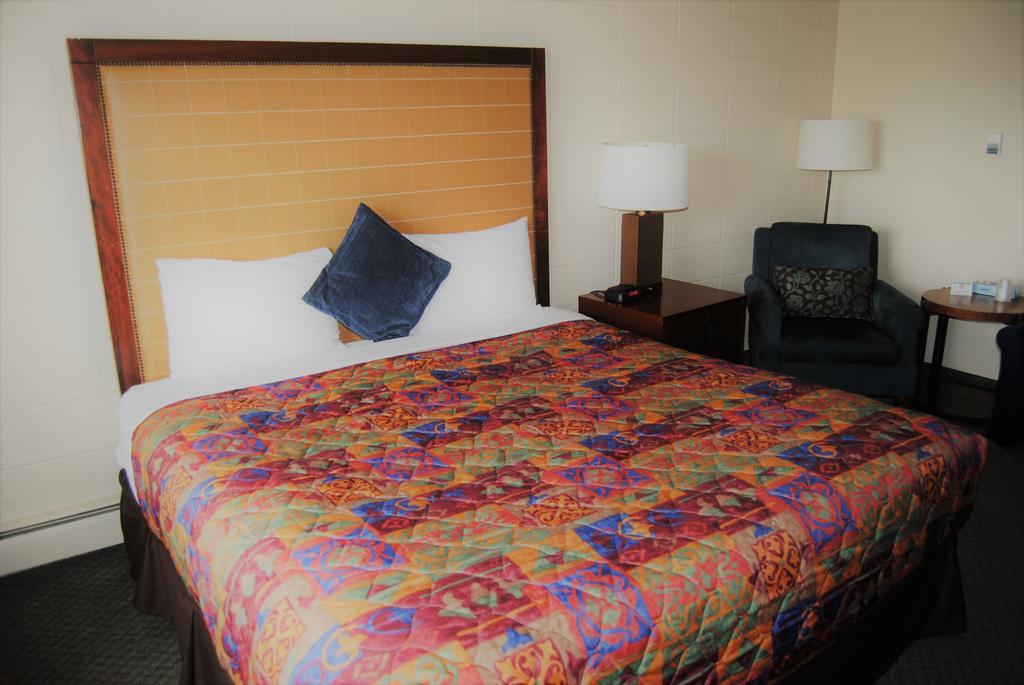 Derrick Motel Edmonton Bagian luar foto