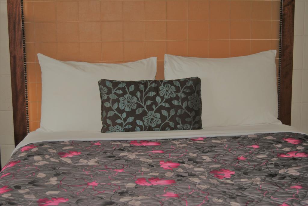 Derrick Motel Edmonton Bagian luar foto