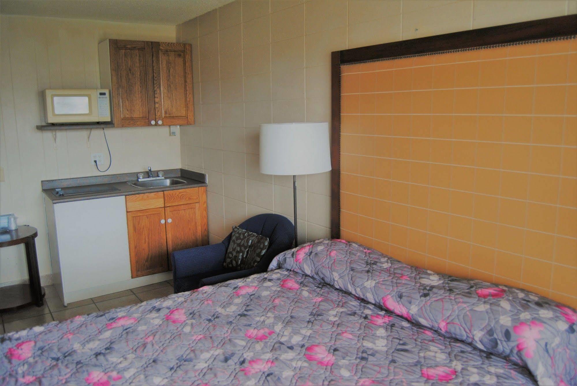 Derrick Motel Edmonton Bagian luar foto