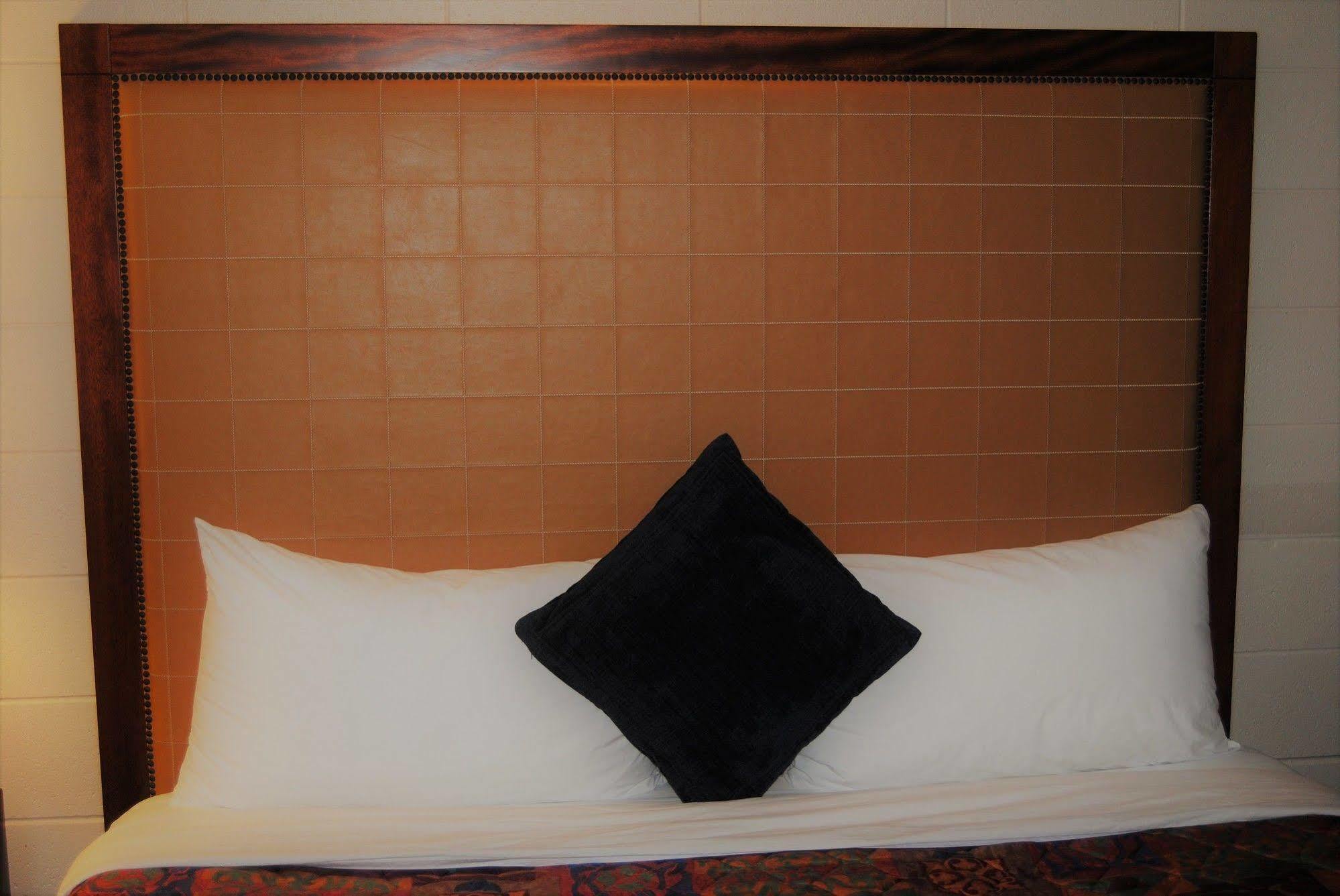 Derrick Motel Edmonton Bagian luar foto
