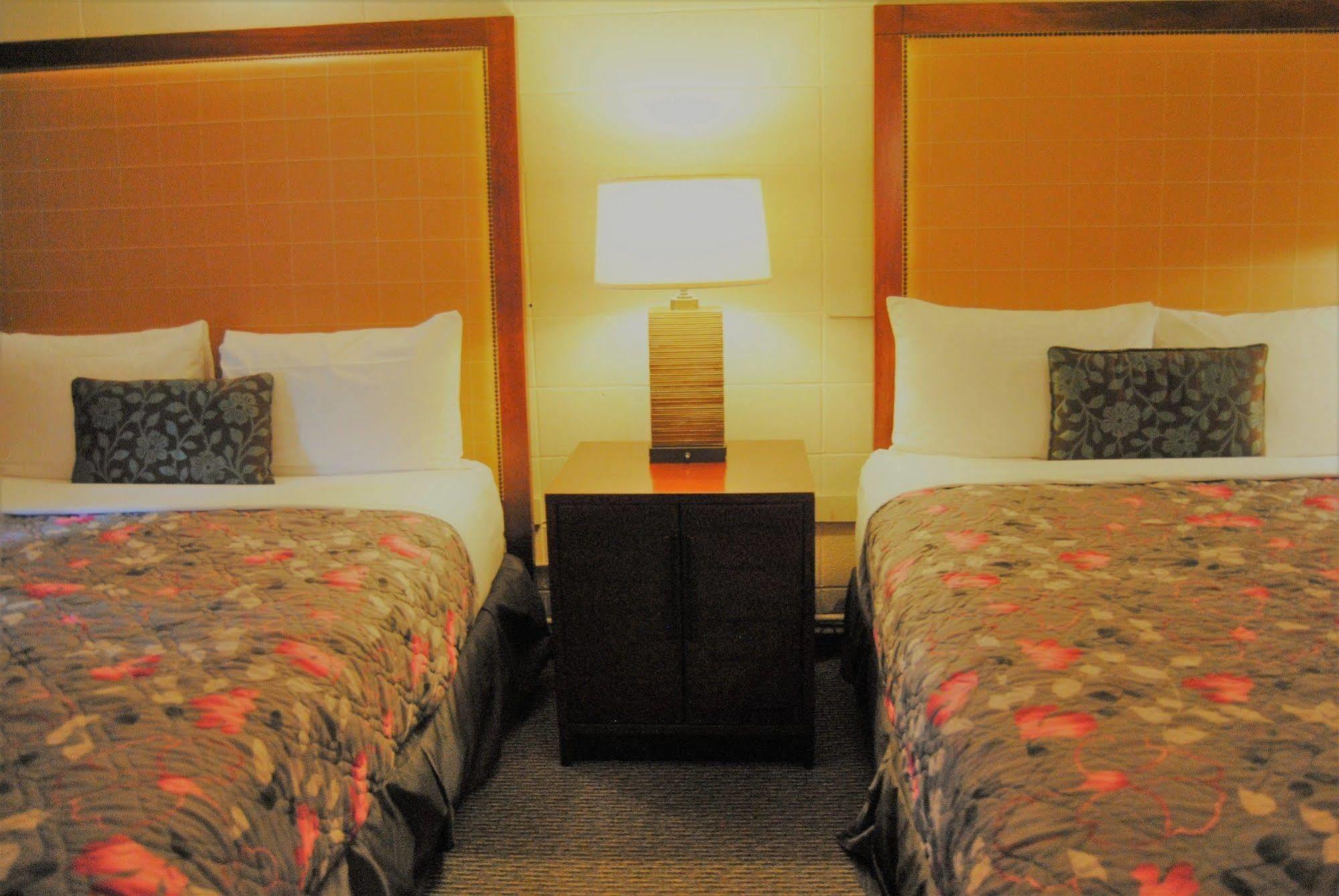 Derrick Motel Edmonton Bagian luar foto