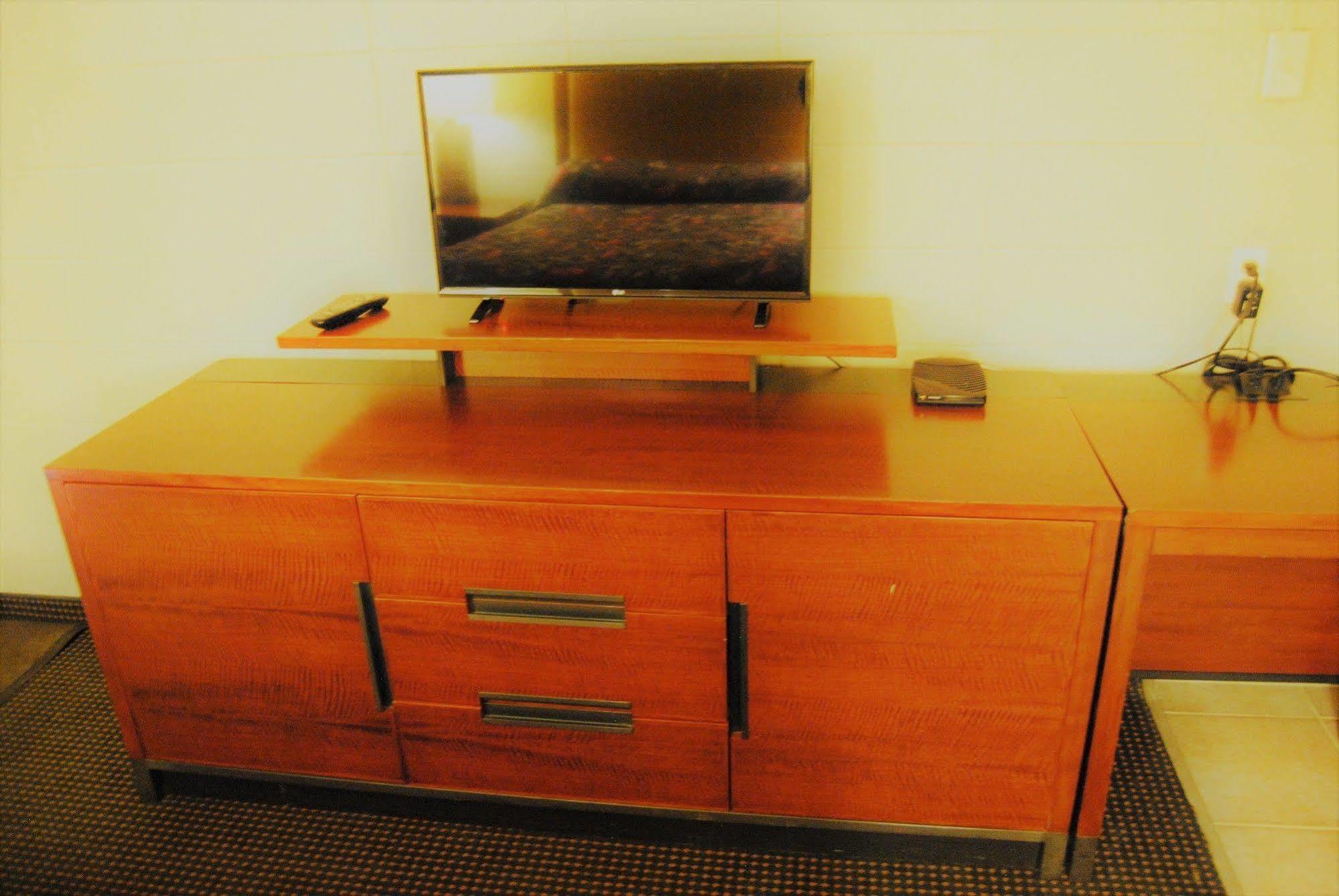 Derrick Motel Edmonton Bagian luar foto