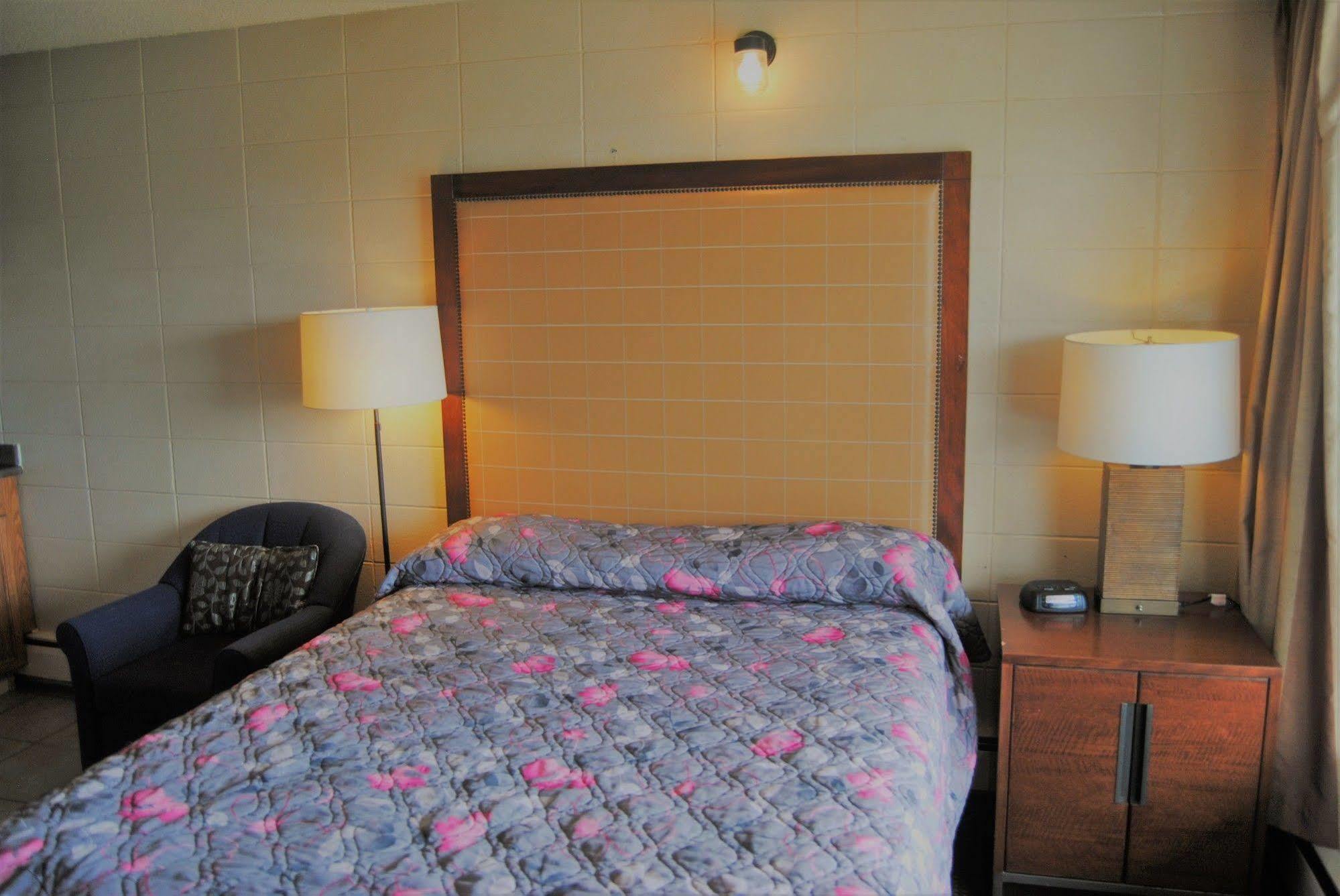 Derrick Motel Edmonton Bagian luar foto