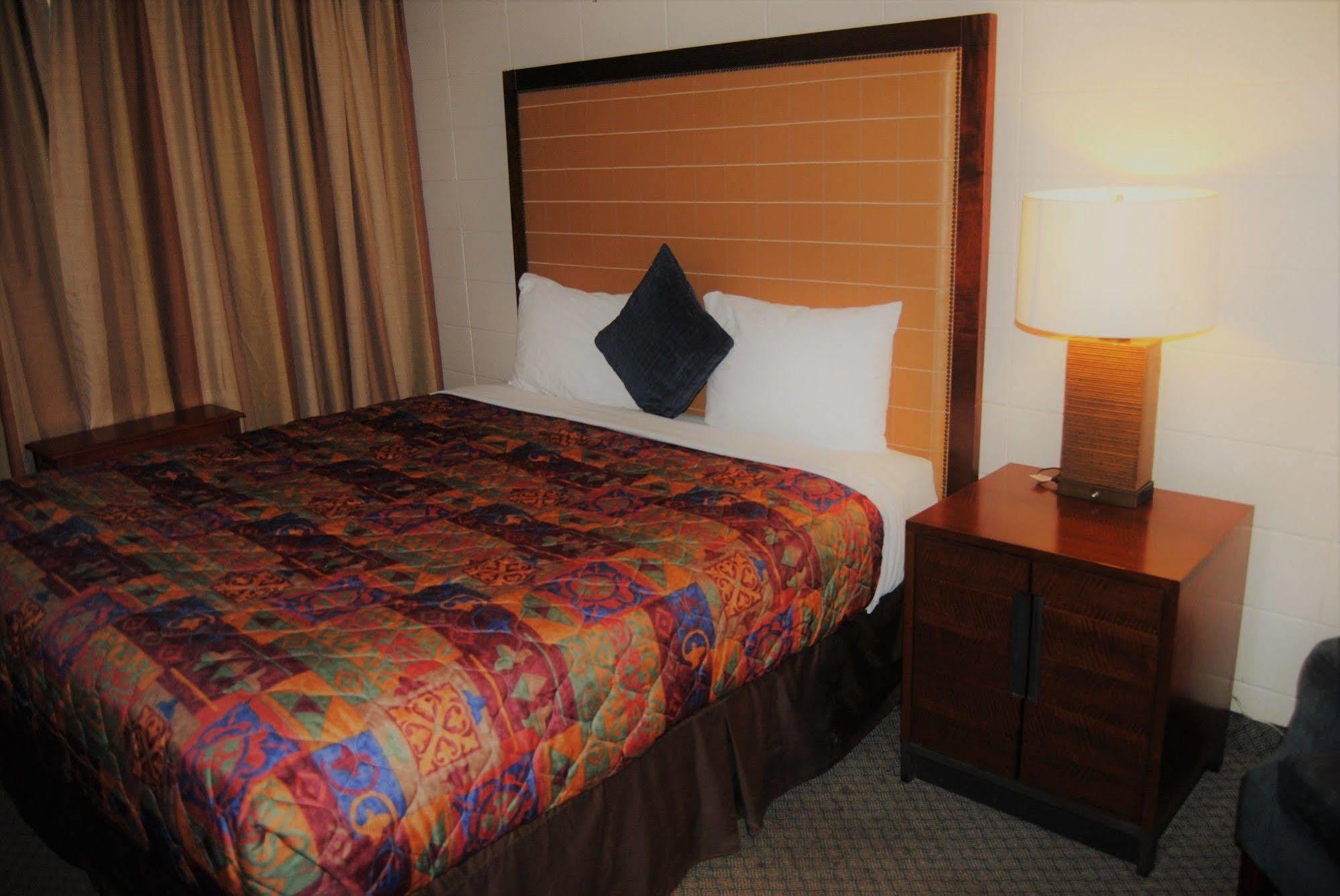 Derrick Motel Edmonton Bagian luar foto
